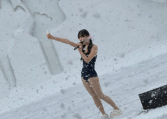 日本女团冰天雪地里穿泳拆表演引热议 公司过后